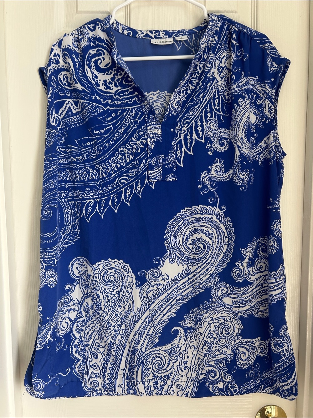 ⚜️ Liz Claiborne Blue and White Paisley V-Neck Sleeveless Top